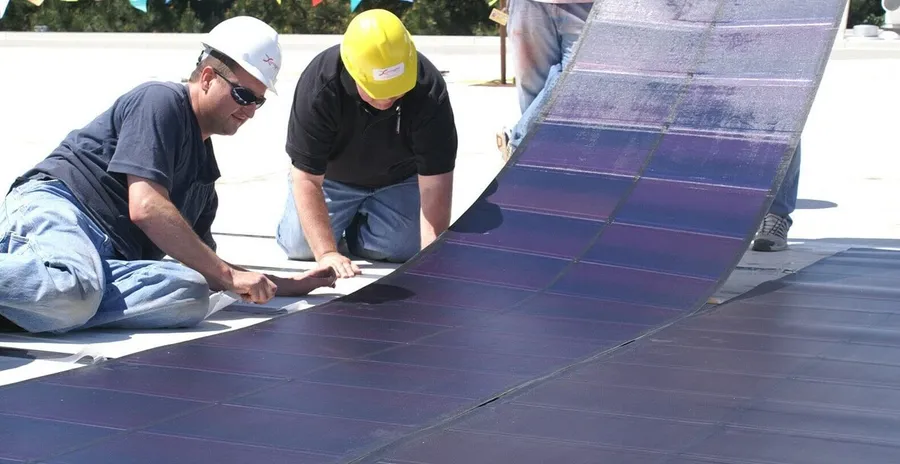 personas instalando panel solar thin-film