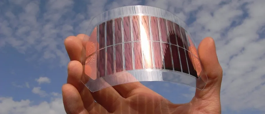 mano sosteniendo un pequeño panel solar opv